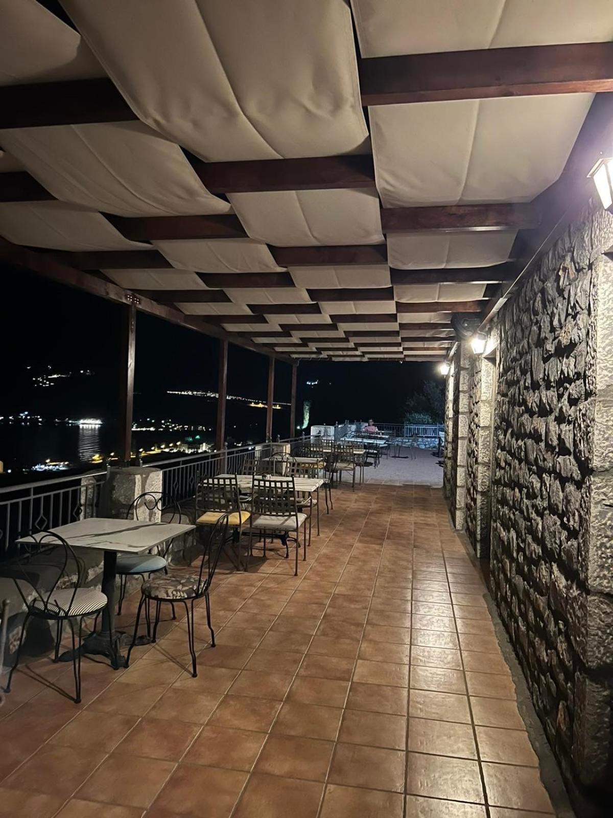 Onar Mani Suites Néon Oítilon 외부 사진