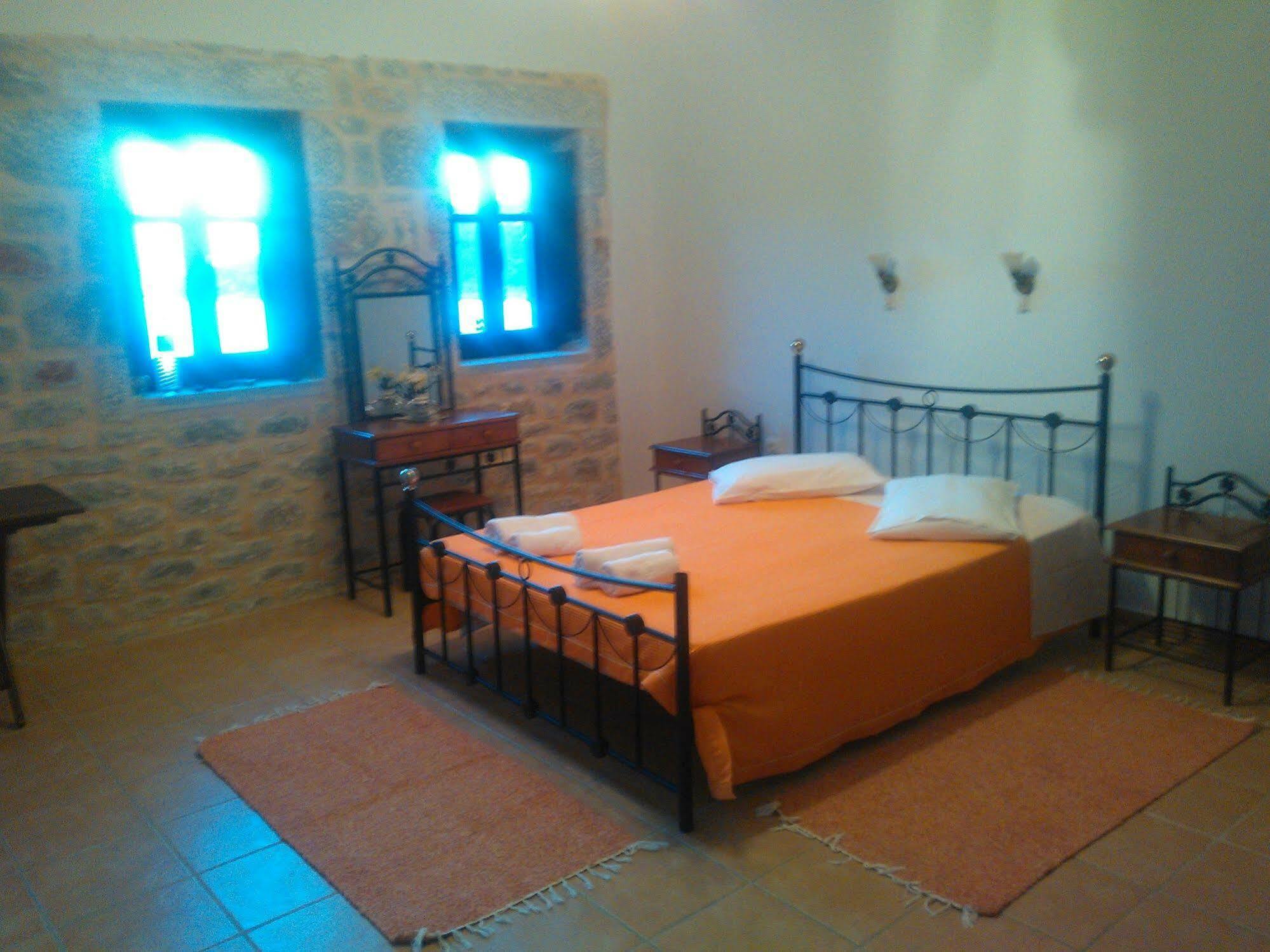 Onar Mani Suites Néon Oítilon 외부 사진