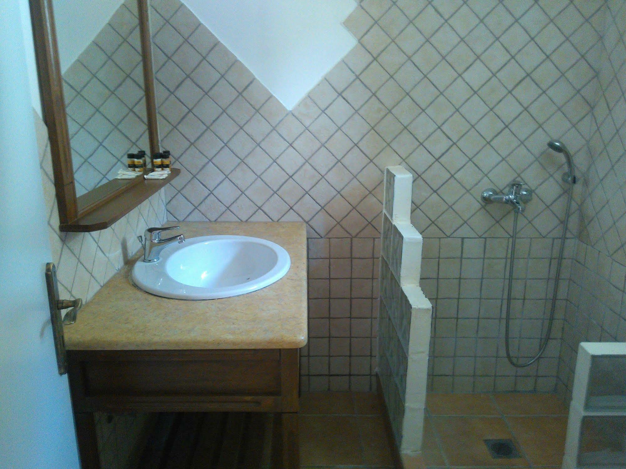 Onar Mani Suites Néon Oítilon 외부 사진