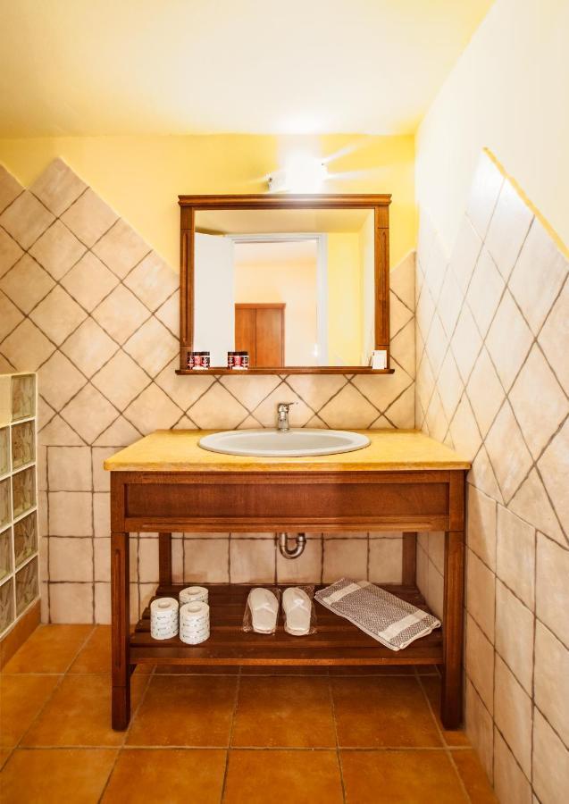 Onar Mani Suites Néon Oítilon 외부 사진
